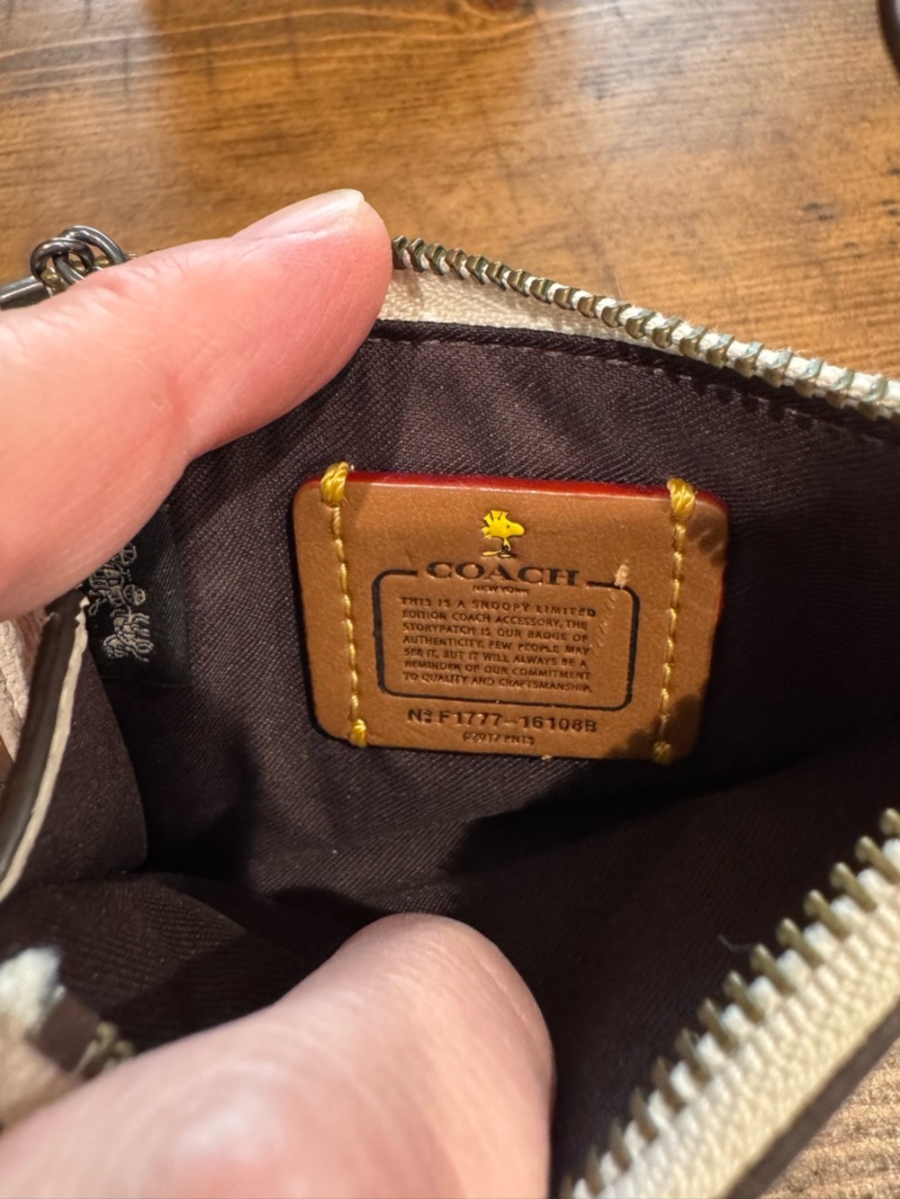 EUC Coach X Peanuts Cream Keyring Wallet - Picture 3 of 4